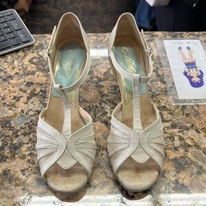 Glide Cream Mesh Ballroom Dance Heels Size 9N 2.5” Heel